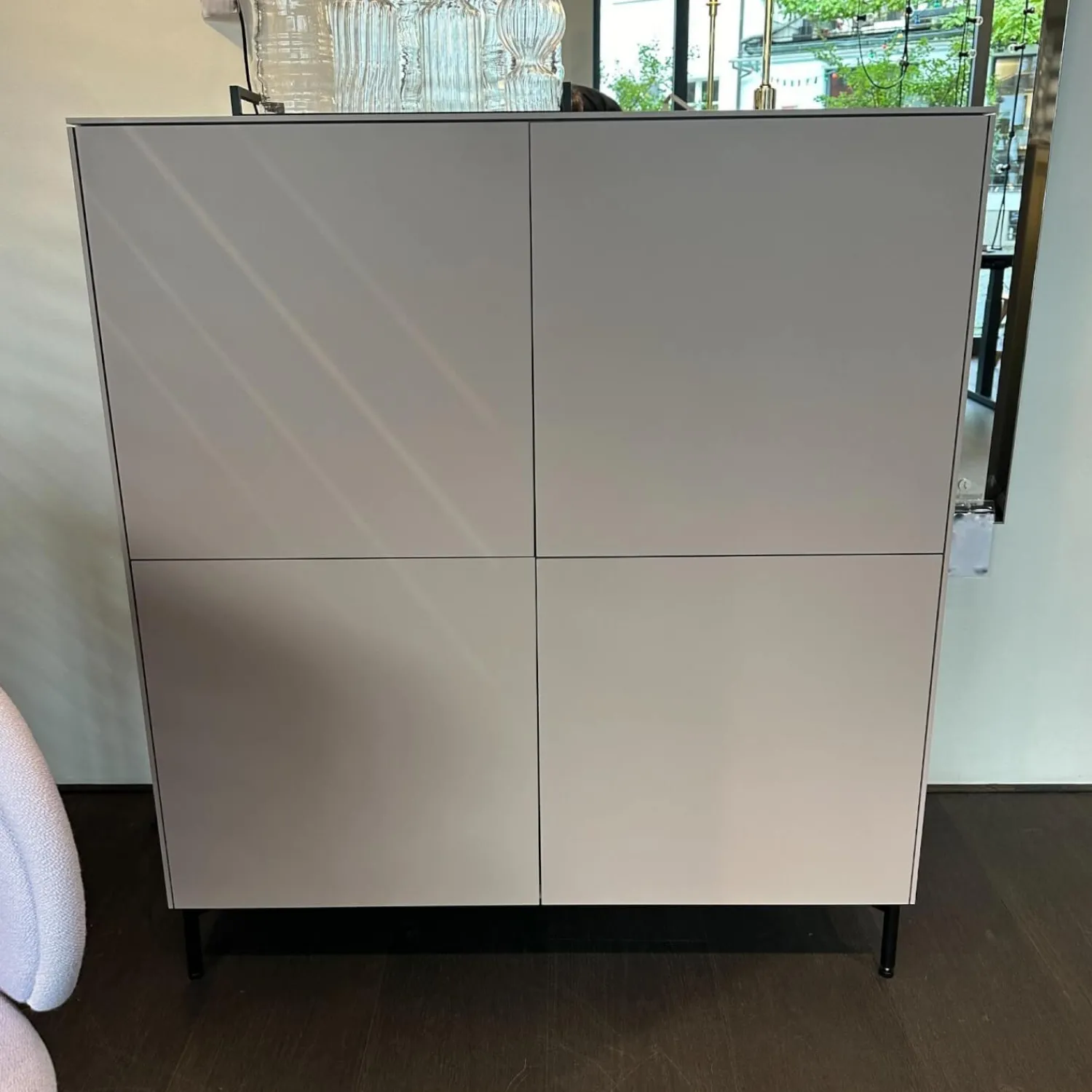 form1 Vitrinen & Highboards|Container Connect Lack Außen Rosé Rosa Grau Innen Snow Weiß Mit Schwarzen Eckfüßen