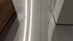 Venjakob Couchtische|Couchtisch 4383 2342 Tischplatte Kristallglas Säule Colorado Nussbaum Geölt Furniert Und Lack Sand Matt Grau Fußplatte Metall Edelstahlfarbig