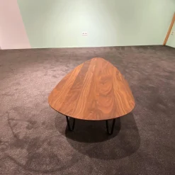 Woak Couchtische|Couchtisch 02061 Malin Platte Nussbaum Natur Geölt Metallbeine Schwarz