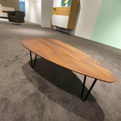 Woak Couchtische|Couchtisch 02061 Malin Platte Nussbaum Natur Geölt Metallbeine Schwarz