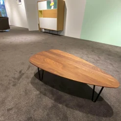 Woak Couchtische|Couchtisch 02061 Malin Platte Nussbaum Natur Geölt Metallbeine Schwarz