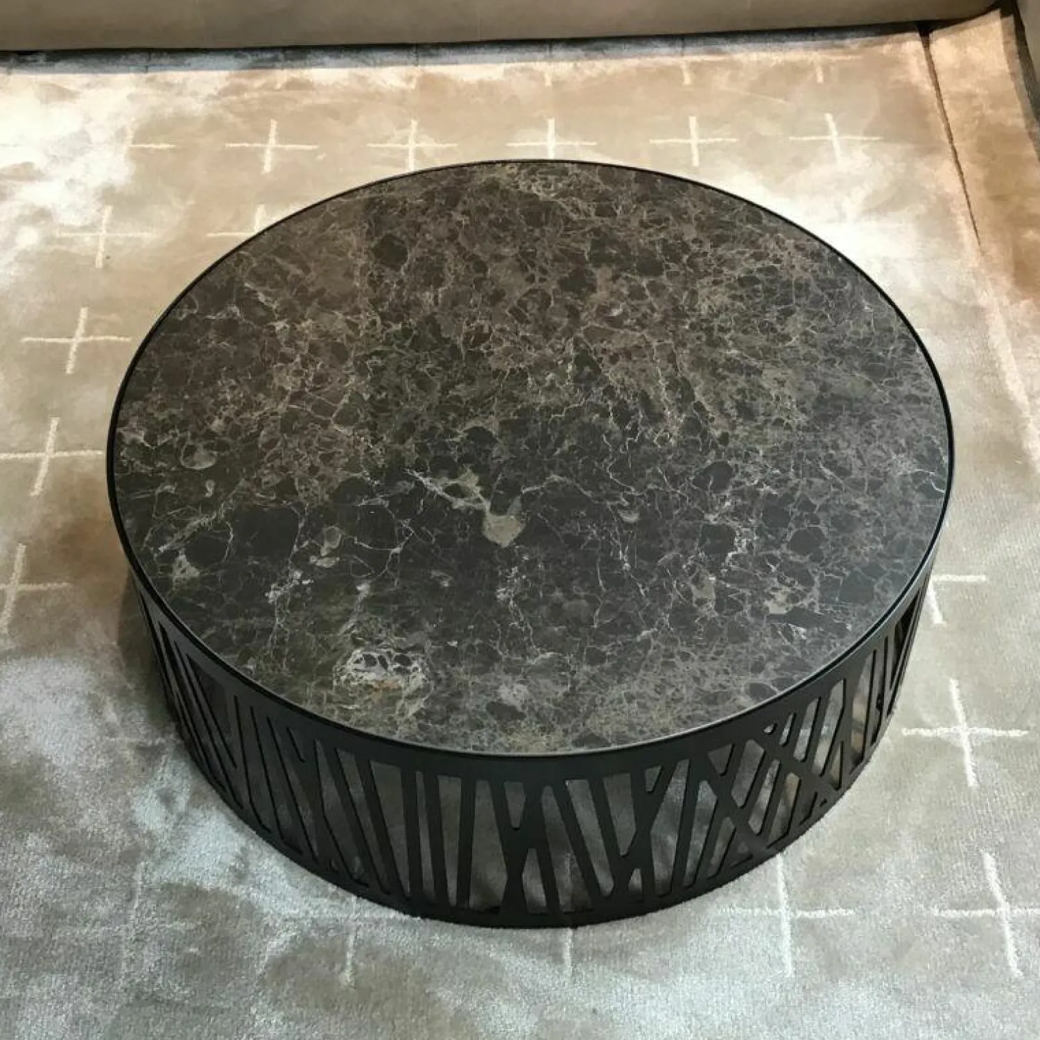 Rolf Benz Couchtische|Couchtisch 8330-507 Platte Keramik Emperator Schwarz Braun Gestell Metall Verkehrsschwarz Lackiert