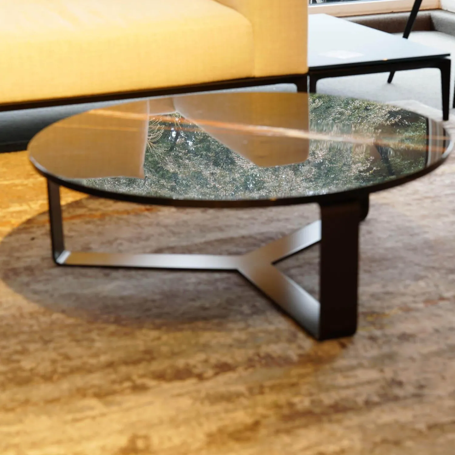 Draenert Couchtische|Couchtisch 1062 Primus Platte Stein Sahara Noir Schwarz Mit Dunkelbronzenen Akzenten Rund Poliert