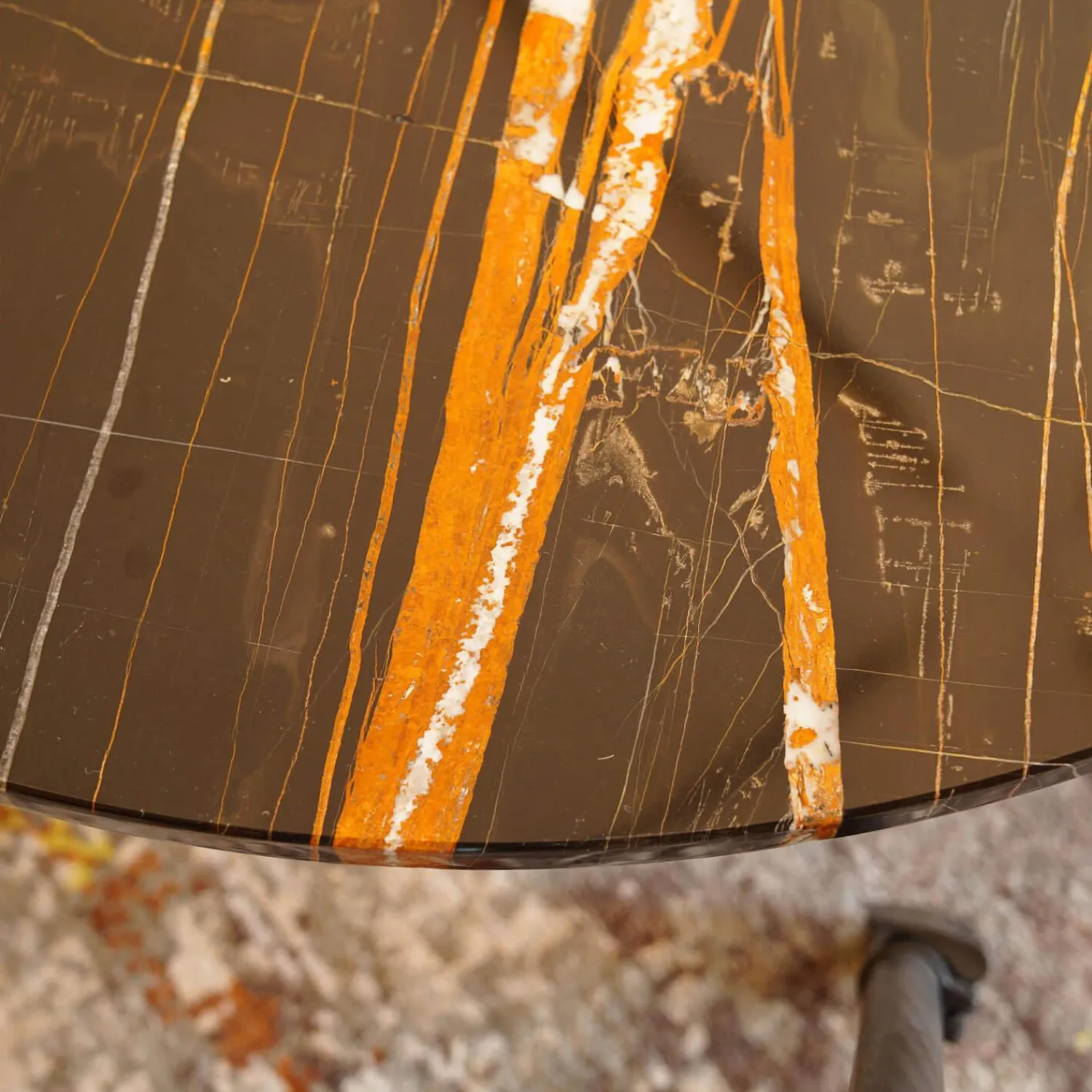 Draenert Couchtische|Couchtisch 1062 Primus Platte Stein Sahara Noir Schwarz Mit Dunkelbronzenen Akzenten Rund Poliert