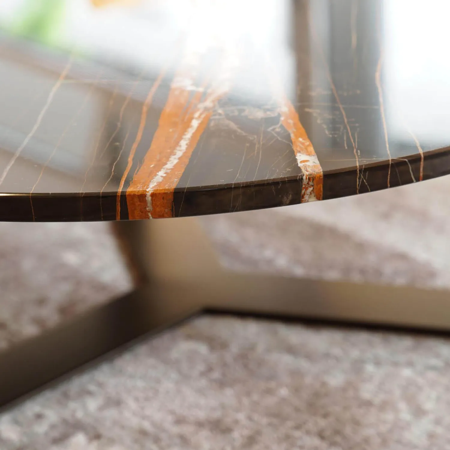 Draenert Couchtische|Couchtisch 1062 Primus Platte Stein Sahara Noir Schwarz Mit Dunkelbronzenen Akzenten Rund Poliert