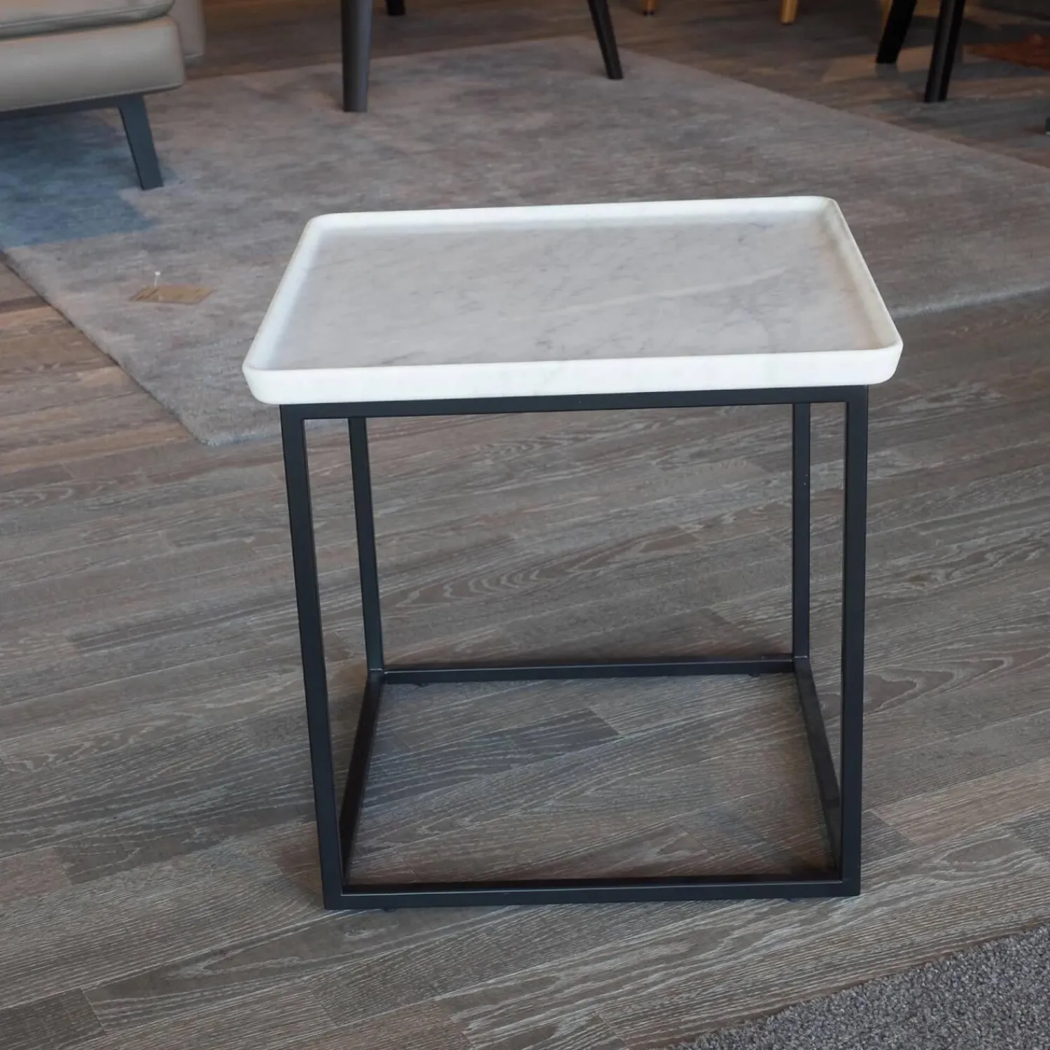 Rolf Benz Couchtische|Couchtisch 934 Tischplatte Naturstein Carrara Geledert Stahl Glatt Lackiert Matt Verkehrsschwarz