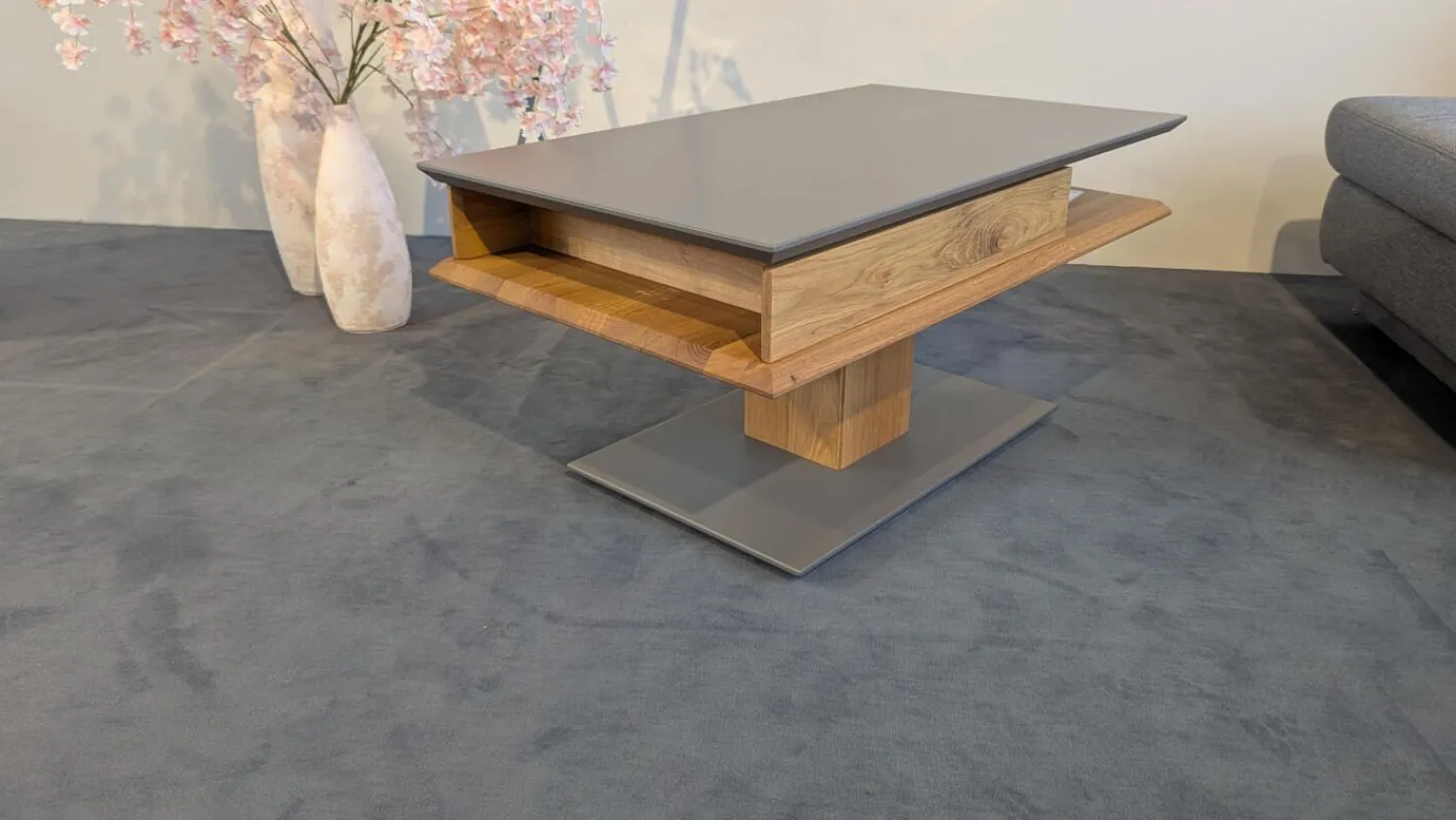 Vierhaus Couchtische|Couchtisch 5600 WEIX Platte Lack RAL 7006 Grau Gestell Wildeiche Geölt Fußplatte Lack RAL 7006 Grau Rollbar Inklusive Höhenverstellung