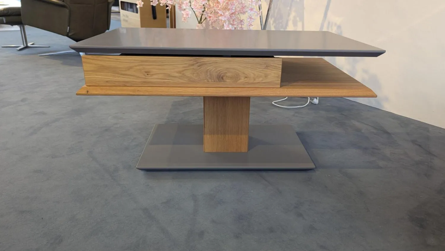 Vierhaus Couchtische|Couchtisch 5600 WEIX Platte Lack RAL 7006 Grau Gestell Wildeiche Geölt Fußplatte Lack RAL 7006 Grau Rollbar Inklusive Höhenverstellung