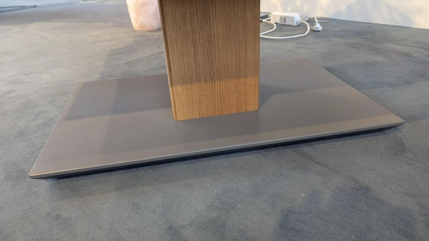 Vierhaus Couchtische|Couchtisch 5600 WEIX Platte Lack RAL 7006 Grau Gestell Wildeiche Geölt Fußplatte Lack RAL 7006 Grau Rollbar Inklusive Höhenverstellung