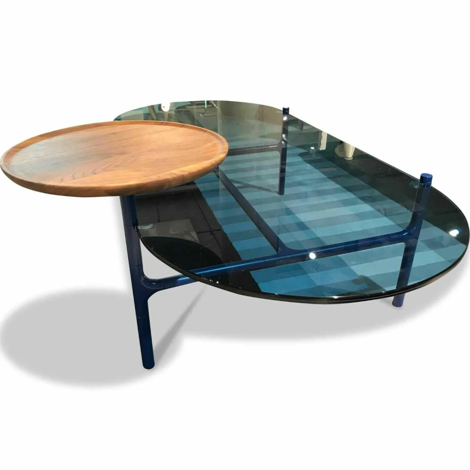 Rolf Benz Couchtische|Couchtisch Addit 915-233 Blaue Glasplatte Tablar Nussbaum Massiv