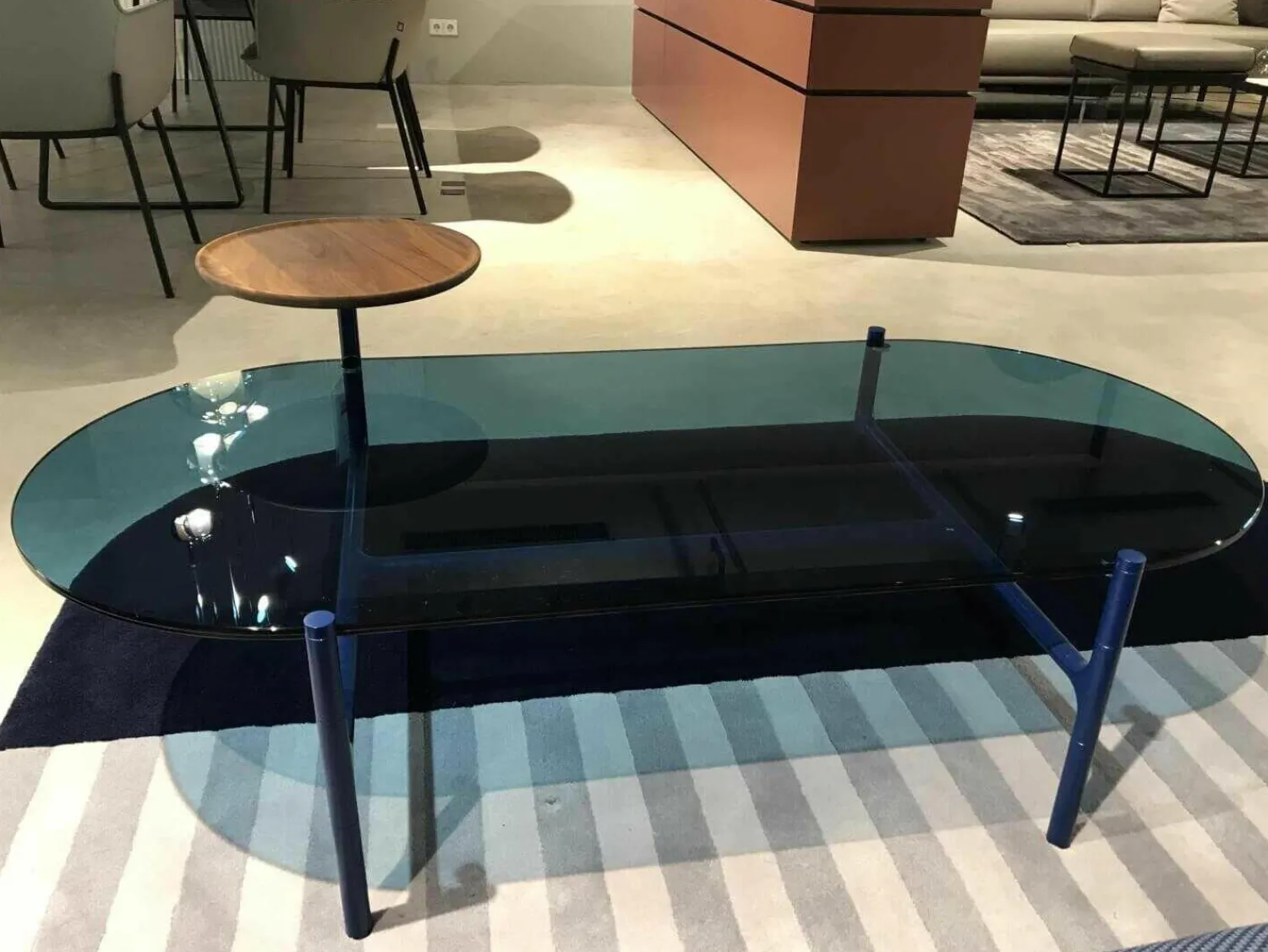 Rolf Benz Couchtische|Couchtisch Addit 915-233 Blaue Glasplatte Tablar Nussbaum Massiv