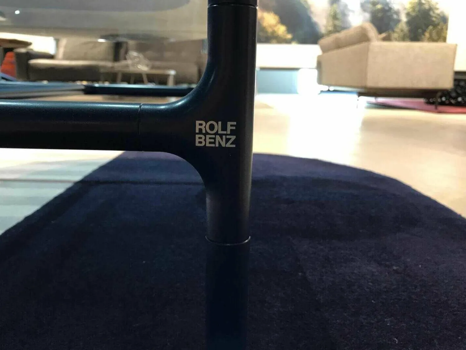 Rolf Benz Couchtische|Couchtisch Addit 915-233 Blaue Glasplatte Tablar Nussbaum Massiv