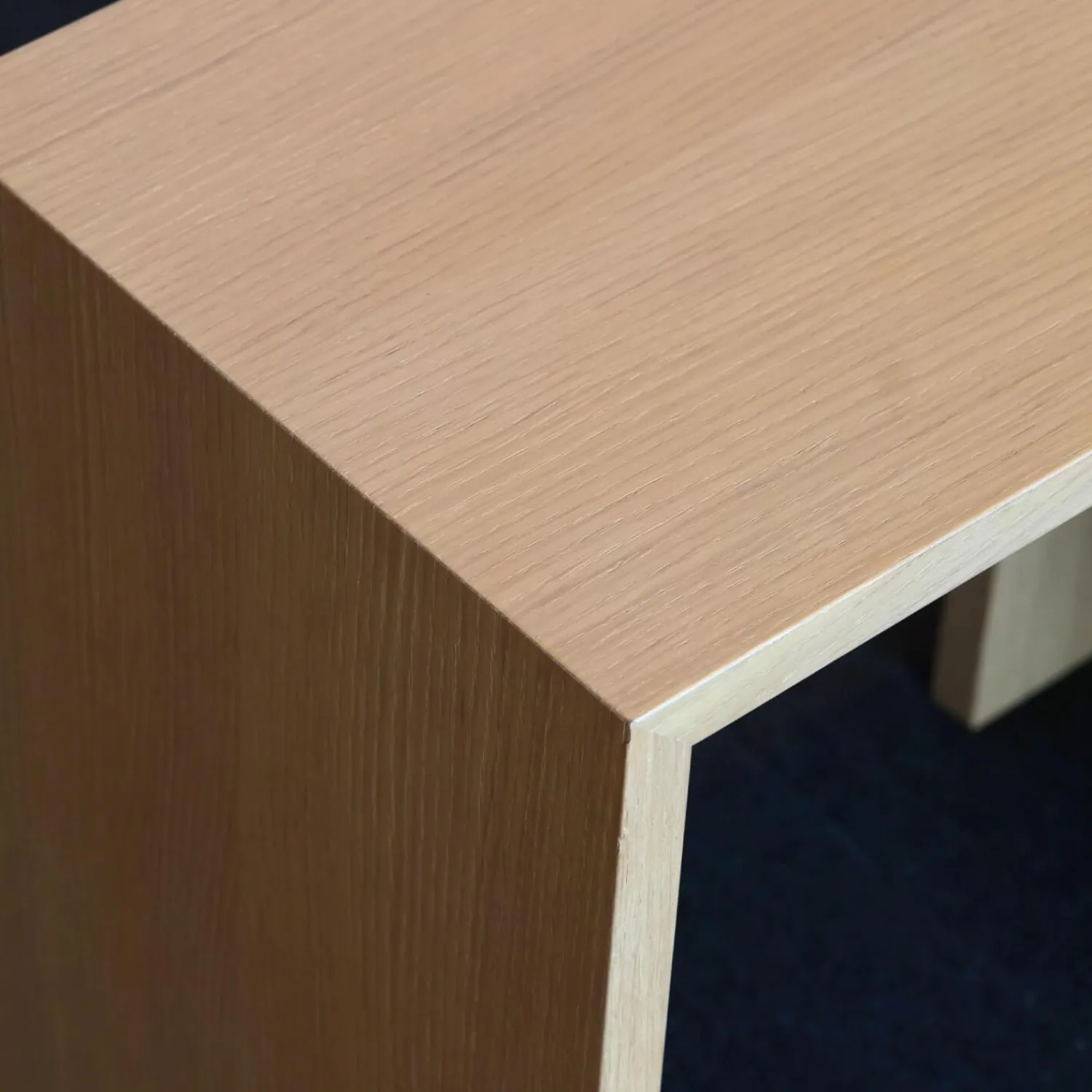 Zanotta Couchtische|Couchtisch Basello Eiche Lackiert Verbindungsstück Stahl Schwarz