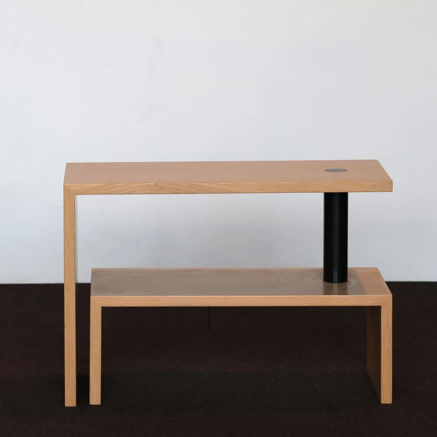 Zanotta Couchtische|Couchtisch Basello Eiche Lackiert Verbindungsstück Stahl Schwarz