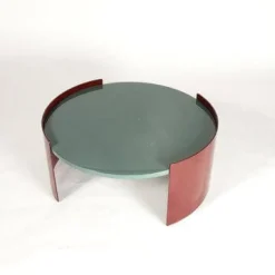 Cassina Couchtische|Couchtisch Bowy Platte Hochglanz Lackiert Petrol Blau Gestell Aluminium Pulverbeschichtet Amarant Rot