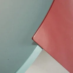 Cassina Couchtische|Couchtisch Bowy Platte Hochglanz Lackiert Petrol Blau Gestell Aluminium Pulverbeschichtet Amarant Rot