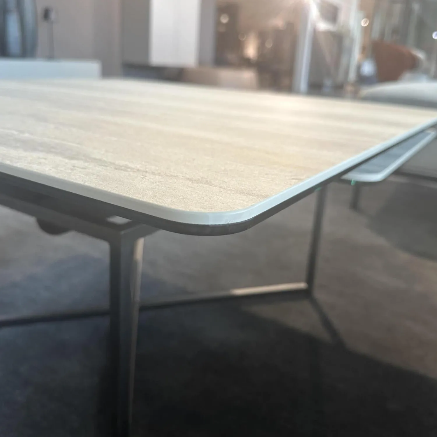 Contur Couchtische|Couchtisch Cena C Platte Keramik Tarvertino Geädert Matt Grau Gestell Lack Manganese 2525 Grau Mit Schwenkbarer Platte