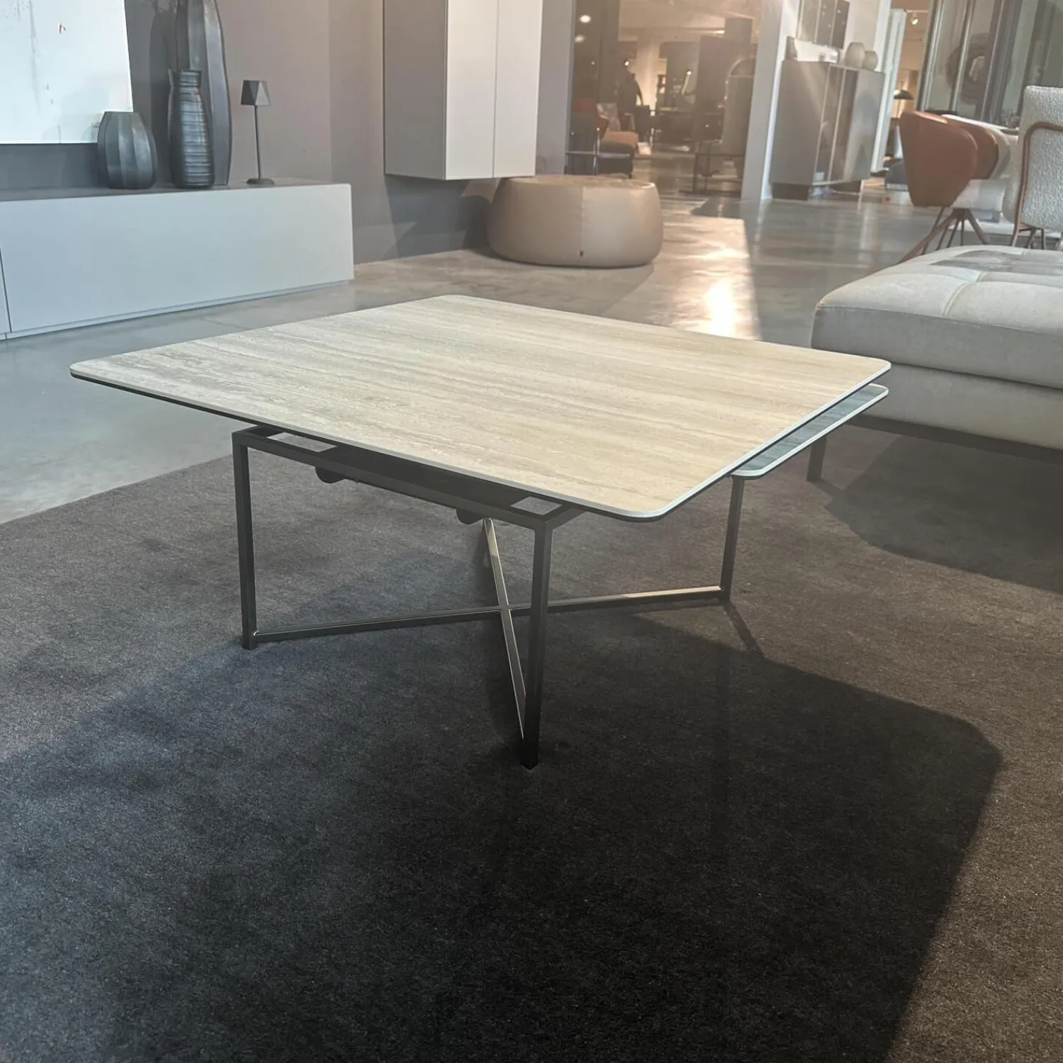 Contur Couchtische|Couchtisch Cena C Platte Keramik Tarvertino Geädert Matt Grau Gestell Lack Manganese 2525 Grau Mit Schwenkbarer Platte