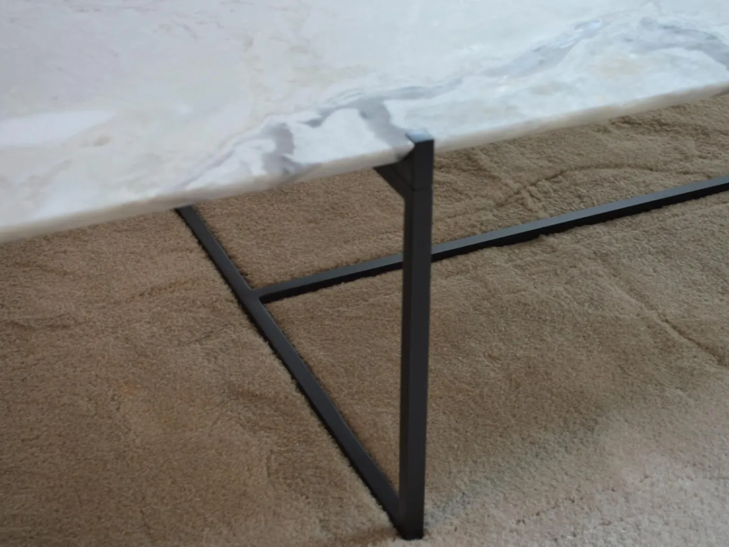 Baxter Couchtische|Couchtisch Icaro Stone Marmor White Marble Untergestell Mattschwarz Lackiert