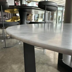 Poltrona Frau Couchtische|Couchtisch Ilary Gestell Metall Marmor Grigio Roma mit Halbglanzfinisch