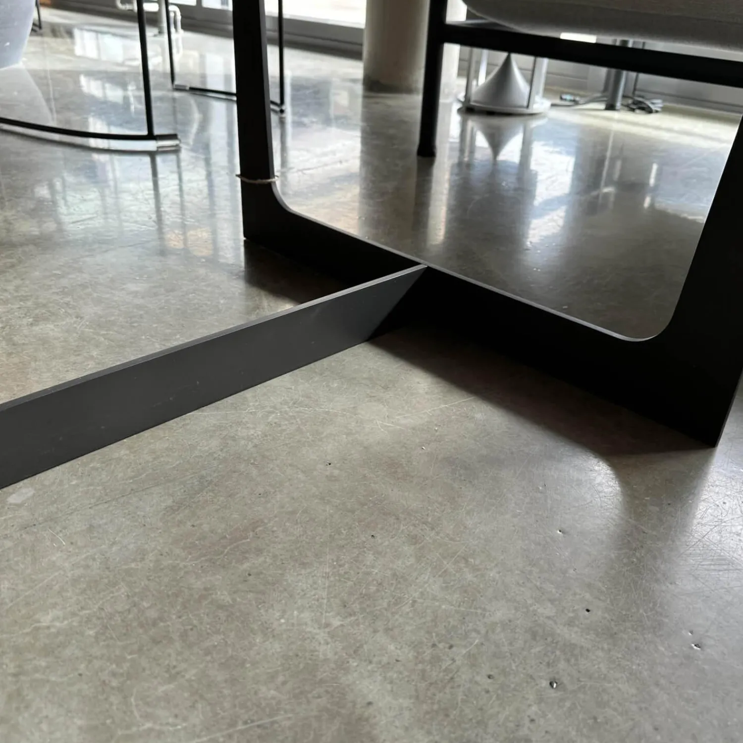 Poltrona Frau Couchtische|Couchtisch Ilary Gestell Metall Marmor Grigio Roma mit Halbglanzfinisch