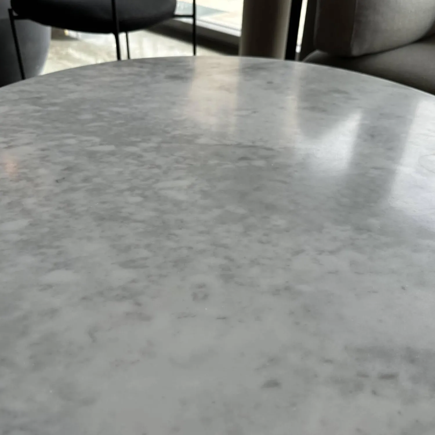 Poltrona Frau Couchtische|Couchtisch Ilary Gestell Metall Marmor Grigio Roma mit Halbglanzfinisch