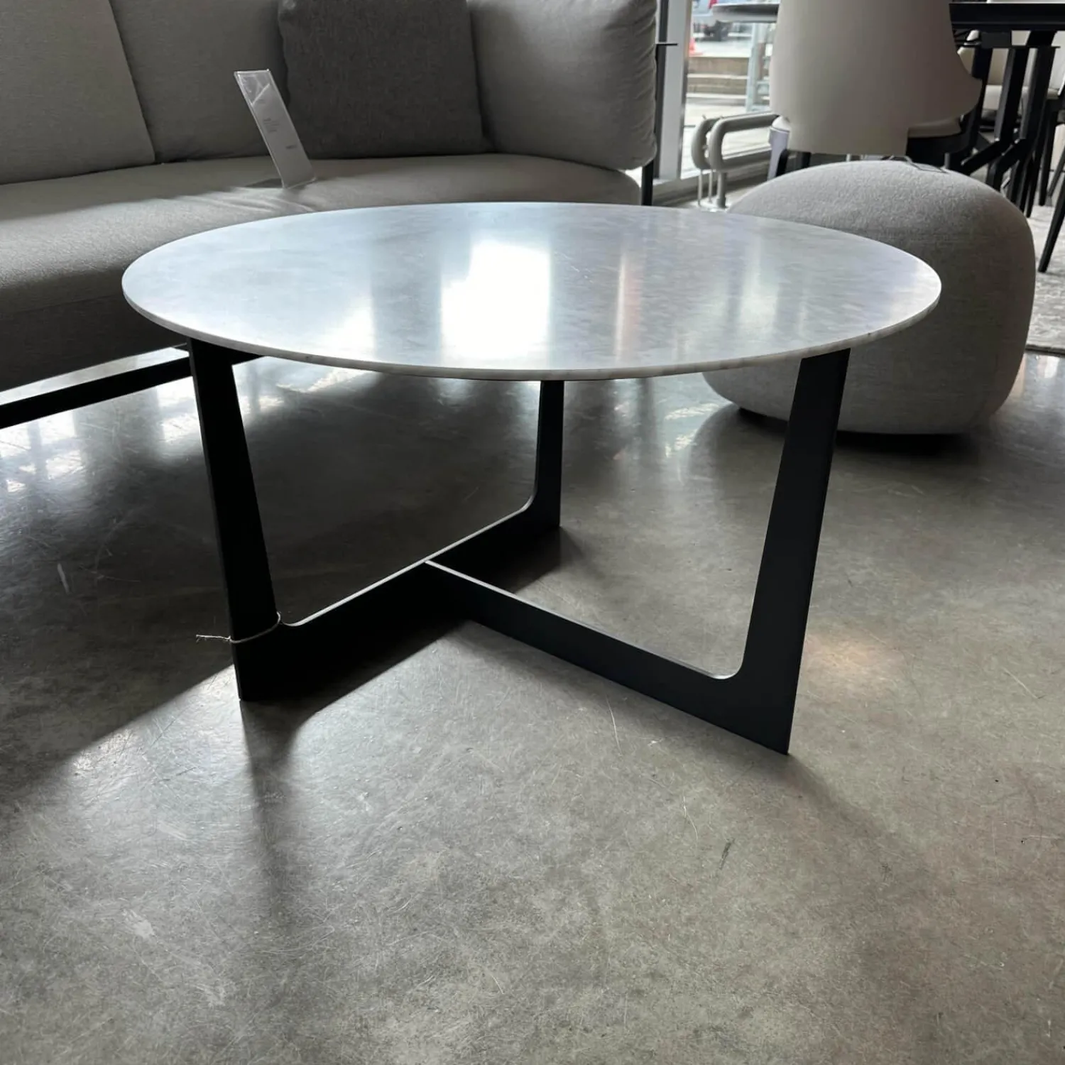 Poltrona Frau Couchtische|Couchtisch Ilary Gestell Metall Marmor Grigio Roma mit Halbglanzfinisch