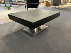 Ronald Schmitt Design Couchtische|Couchtisch K 468 Janus Platte Keramik Zement Grau Korpus 9005 Tiefschwarz Säule Perlglanz Verchromt Sockel Edelstahl Gebürstet