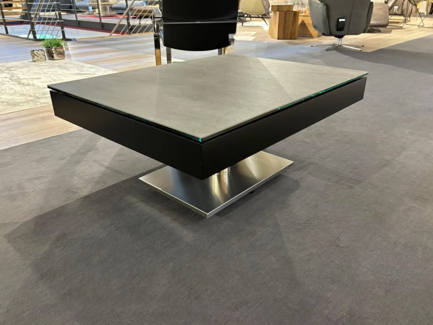 Ronald Schmitt Design Couchtische|Couchtisch K 468 Janus Platte Keramik Zement Grau Korpus 9005 Tiefschwarz Säule Perlglanz Verchromt Sockel Edelstahl Gebürstet