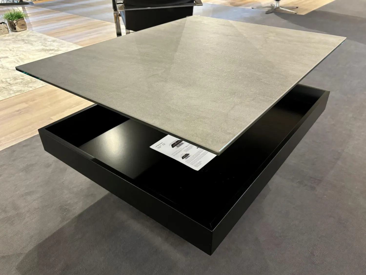 Ronald Schmitt Design Couchtische|Couchtisch K 468 Janus Platte Keramik Zement Grau Korpus 9005 Tiefschwarz Säule Perlglanz Verchromt Sockel Edelstahl Gebürstet