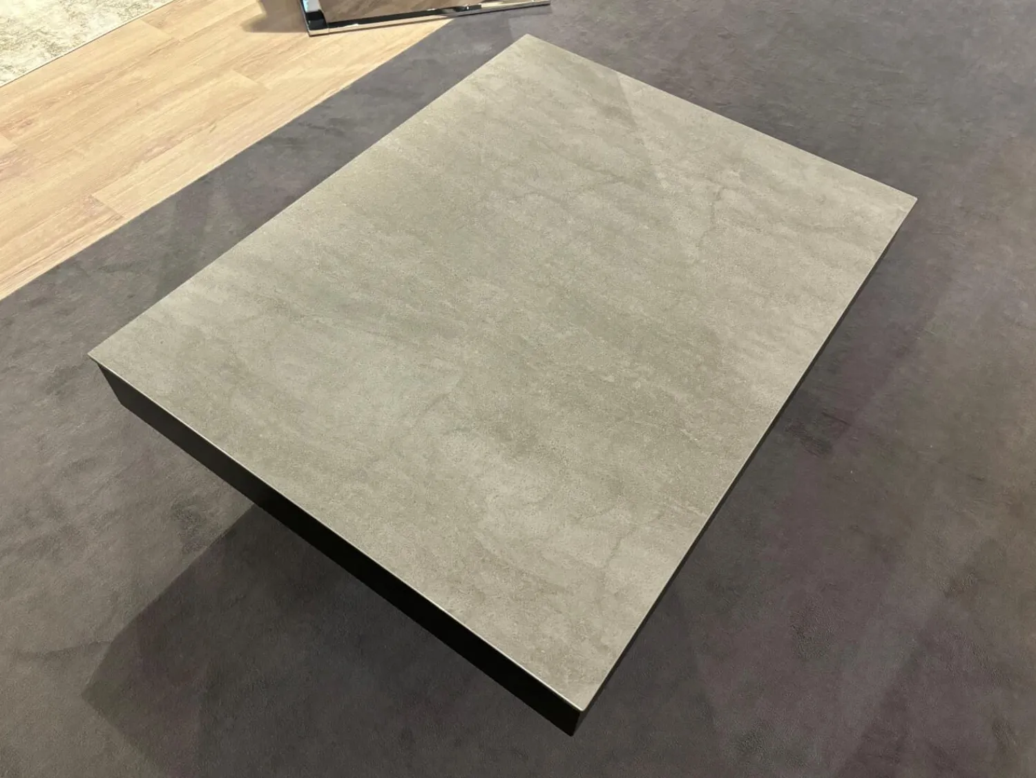 Ronald Schmitt Design Couchtische|Couchtisch K 468 Janus Platte Keramik Zement Grau Korpus 9005 Tiefschwarz Säule Perlglanz Verchromt Sockel Edelstahl Gebürstet