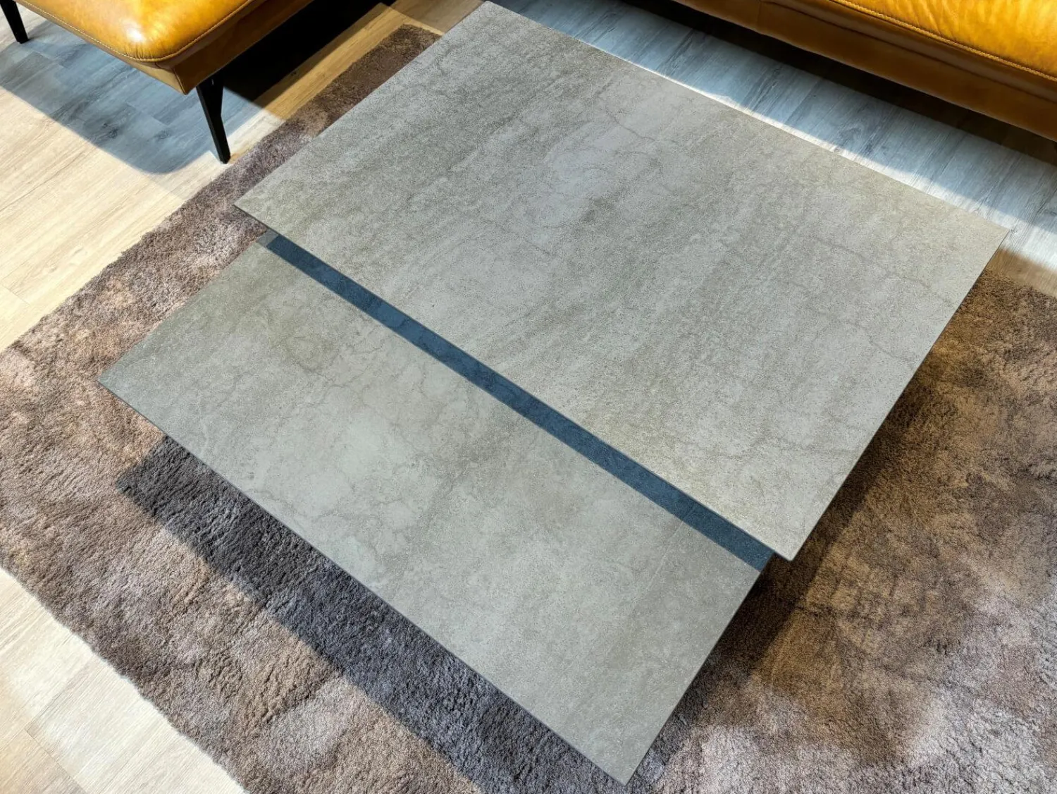 Ronald Schmitt Design Couchtische|Couchtisch K 666 Platte Keramik Zement Anthrazit Säule Und Sockel RAL 9005 Schwarz Lackiert Rollbar Ausziehbar