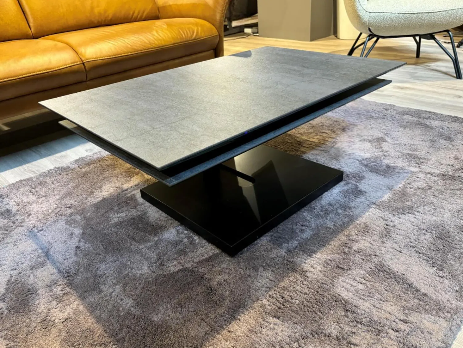 Ronald Schmitt Design Couchtische|Couchtisch K 666 Platte Keramik Zement Anthrazit Säule Und Sockel RAL 9005 Schwarz Lackiert Rollbar Ausziehbar