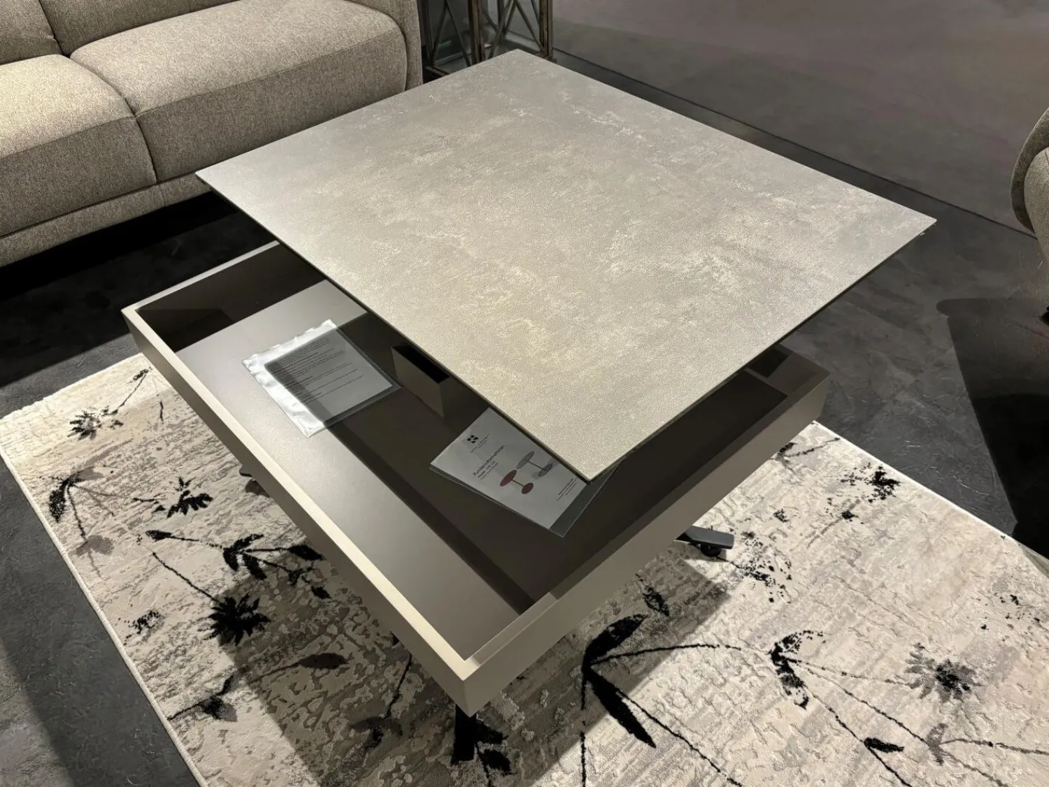 Ronald Schmitt Design Couchtische|Couchtisch K 585 Sesam Platte Keramik Fokos Piombo Grau Korpus MDF Sikkens E4 05 45 Taupe Grau Braun Fuß RAL 9005 Tiefschwarz Lackiert Rollbar Mit Höhenverstellung