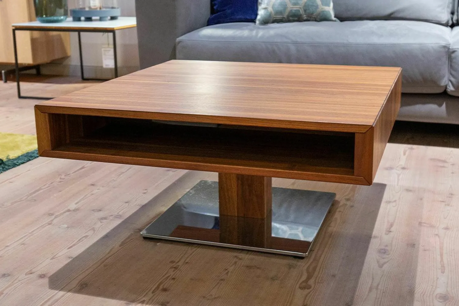 Team 7 Couchtische|Couchtisch Lift Nussbaum Natur Bodenplatte Stahl Verchromt Stufenverstellbar