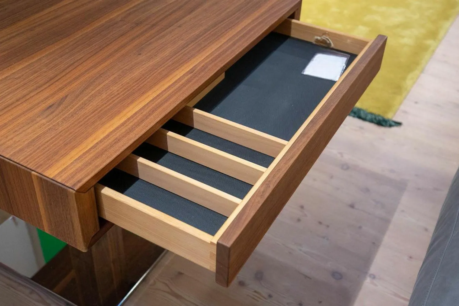 Team 7 Couchtische|Couchtisch Lift Nussbaum Natur Bodenplatte Stahl Verchromt Stufenverstellbar