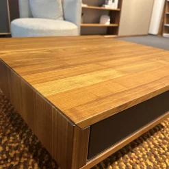 Team 7 Couchtische|Couchtisch Lift Platte Nussbaum Geölt Bodenplatte Stahl Schwarz Matt Front Farbglas Schwarz