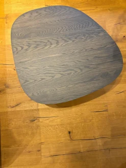 Leolux Couchtische|Couchtisch Liliom Platte Eiche Pine Grey Grau Gestell Metall Epoxy Nuit Silk Schwarz Lackiert