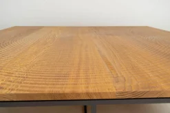 Linteloo Couchtische|Couchtisch Log II Platte Eiche Massiv Struktur Leicht Gesmoked Gestell Stahl Gestrahlt Schwarz