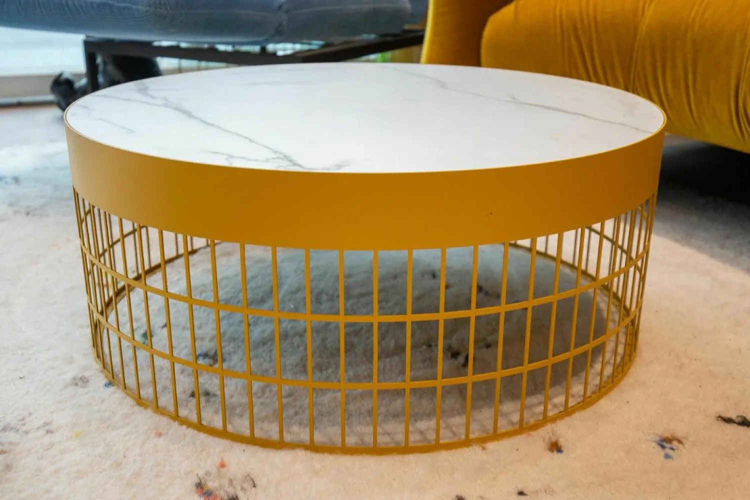 Pode Couchtische|Couchtisch Mesh Platte Keramik Weiß Gestell Saffron Gelb