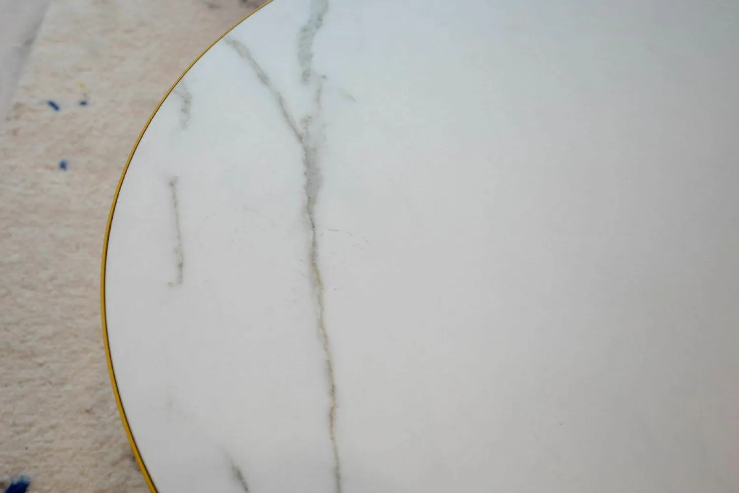 Pode Couchtische|Couchtisch Mesh Platte Keramik Weiß Gestell Saffron Gelb