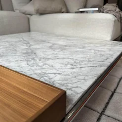 Cassina Couchtische|Couchtisch Mex Hi Platte Marmor Mianco Carrara Beige Gestell Metall Verchromt Inklusive Tablett Amerikanischer Nussbaum