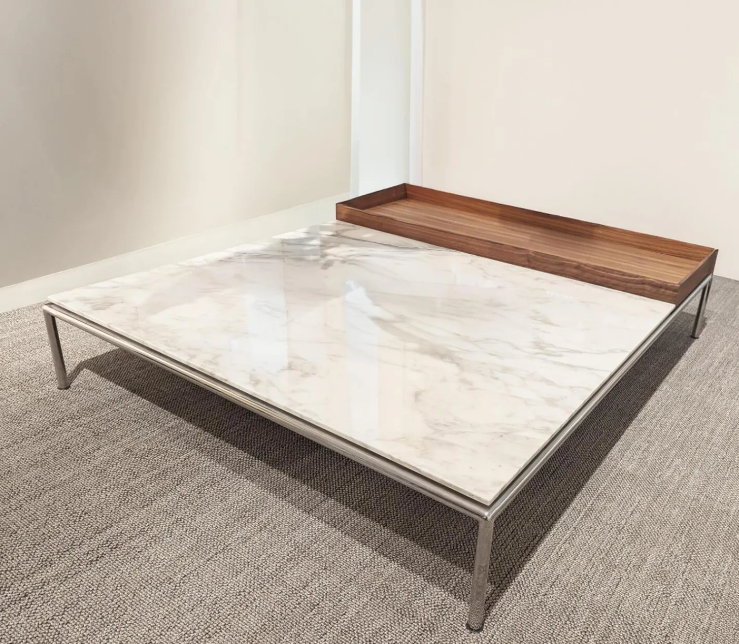 Cassina Couchtische|Couchtisch Mex Hi Tischplatte Marmor Calacatta Oro Lucido Weiß Beige Gestell Metall Verchromt Tablett Amerikanischer Nussbaum Massiv