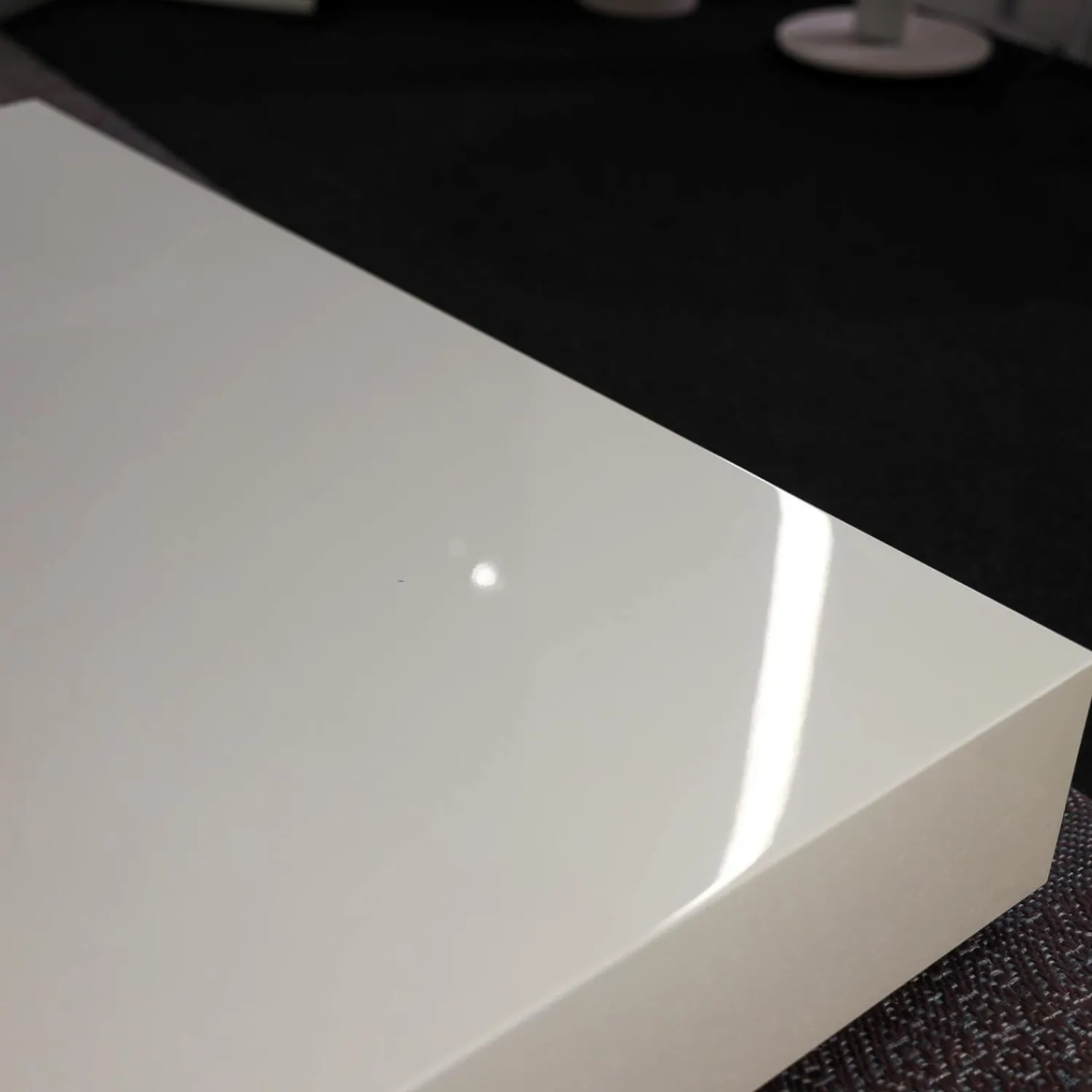 Cassina Couchtische|Couchtisch Note Niedrig Mit Rollen Lack Glänzend Weiß Und Brücke Aluminium Eloxiert