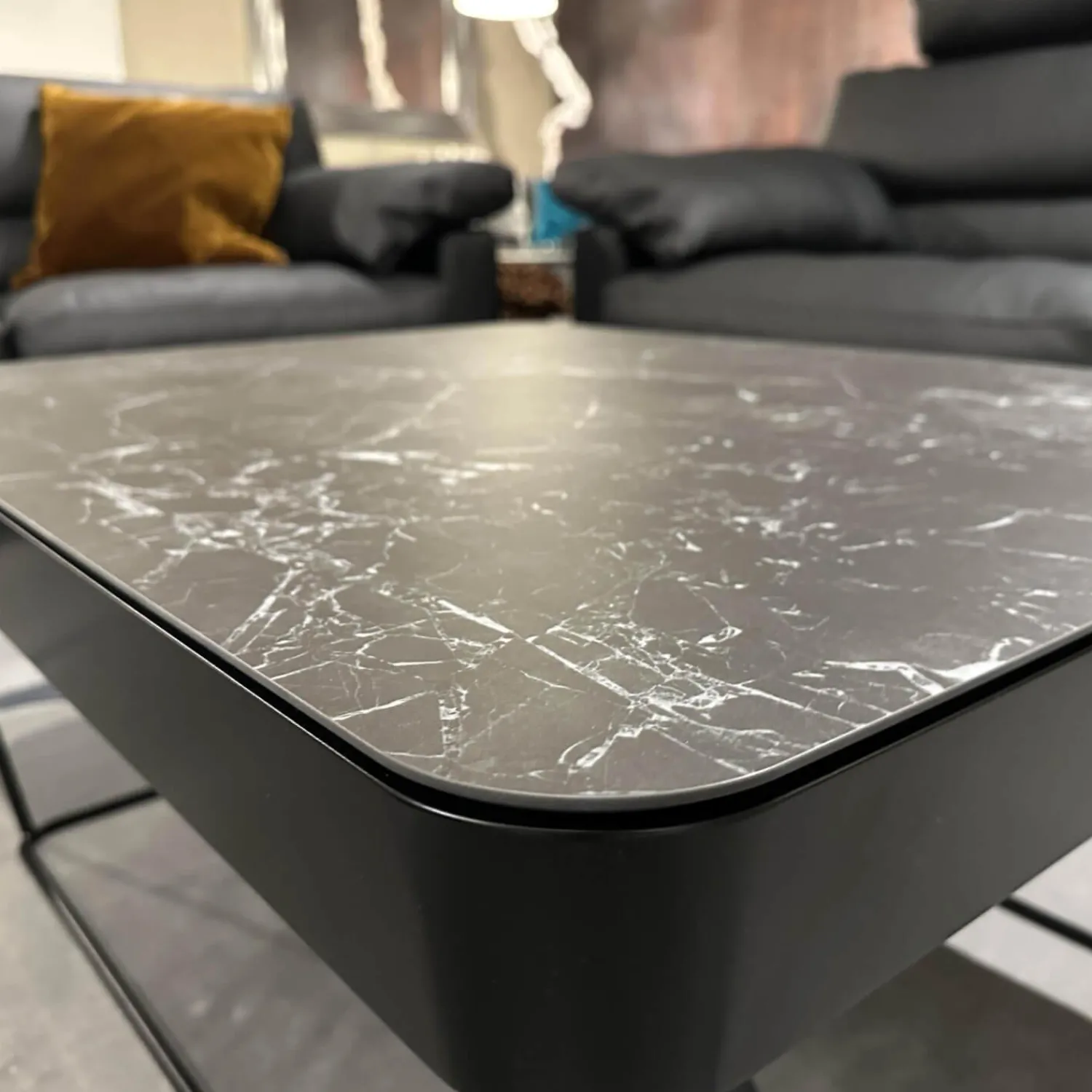 Bacher Couchtische|Couchtisch Prego Platte Keramik Matt Rock Schwarz Silber Korpus Lack Matt Tiefschwarz Gestell Schwarz Tiefmatt Pulverbeschichtet