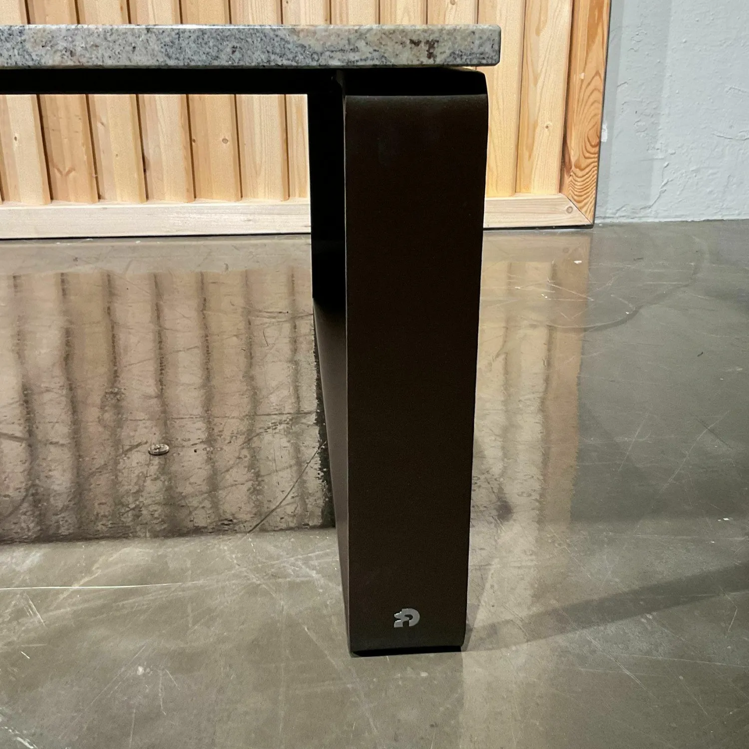 Draenert Couchtische|Couchtisch Primus Platte Gneis Bianco Romano Grau Gestell Dunkelbronze