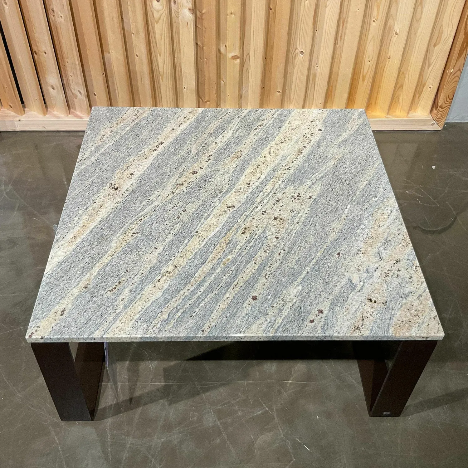 Draenert Couchtische|Couchtisch Primus Platte Gneis Bianco Romano Grau Gestell Dunkelbronze