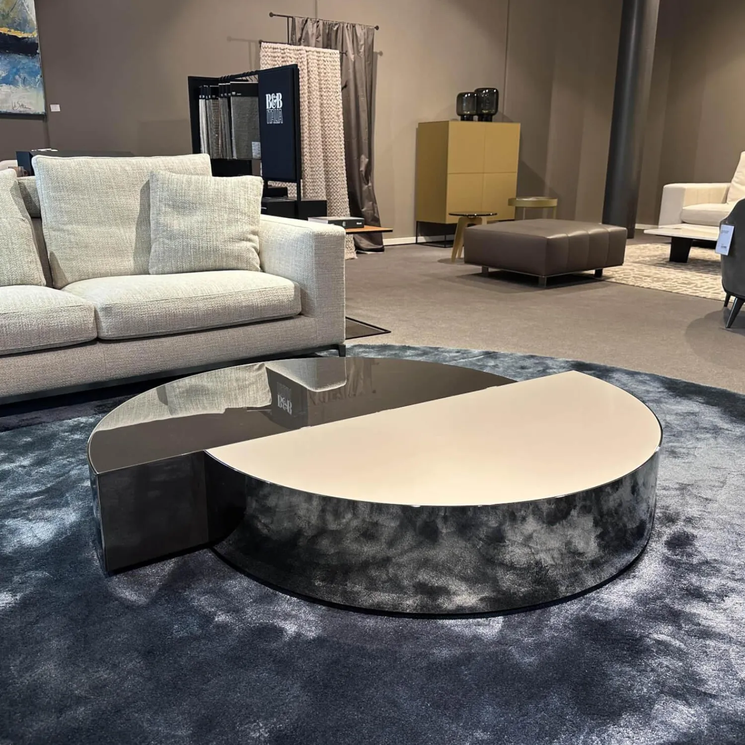 Minotti Couchtische|Couchtisch Shields L.Sand Peltro Geformtes MDF Stahlblech mit glänzendem Black-Nickel-Finish