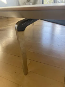 Kettnaker Couchtische|Couchtisch Solo Ellipse Platte Eiche Matt Unterplatte Lichtgrau Grau Weiß Füße Chrom