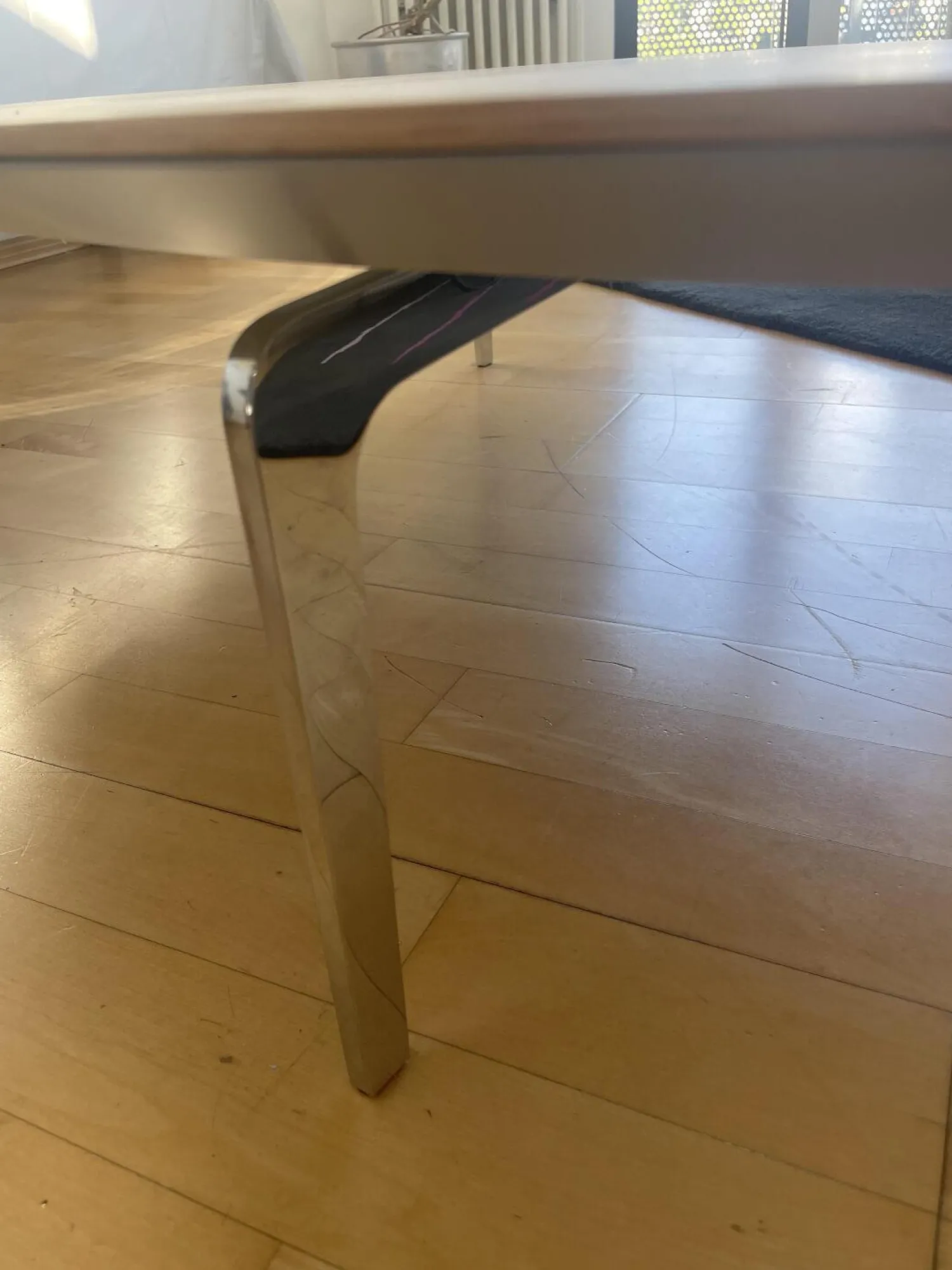 Kettnaker Couchtische|Couchtisch Solo Ellipse Platte Eiche Matt Unterplatte Lichtgrau Grau Weiß Füße Chrom